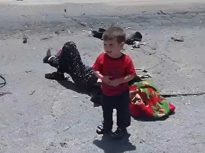 طفل يبكي بجوار والدته.. صوره حزينه من فاجعه الحافله السوريه