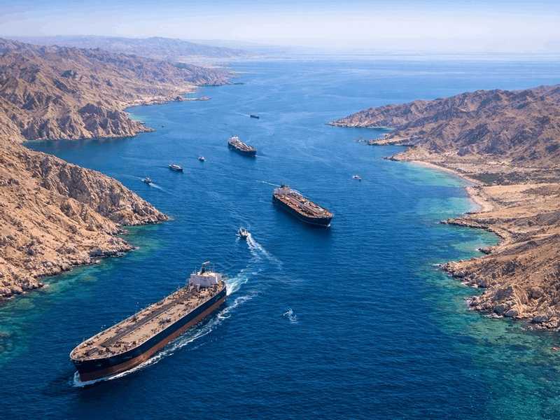 اكسيوس : الحرس الثوري اطلق صاروخا علي سفينه تجاريه في مضيق هرمز