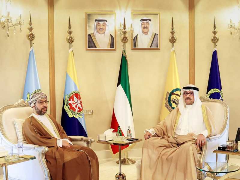 وزير الدفاع يودع سفير سلطنه عمان