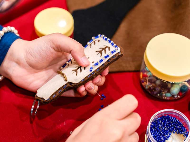 نقوش السدو تزين ميداليات وبروشات بلمسات ابداعيه