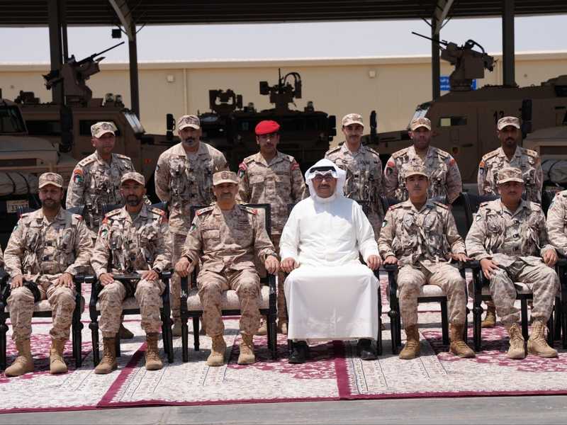 وزير الدفاع يقوم بجوله تفقديه شملت عددا من المواقع العسكريه