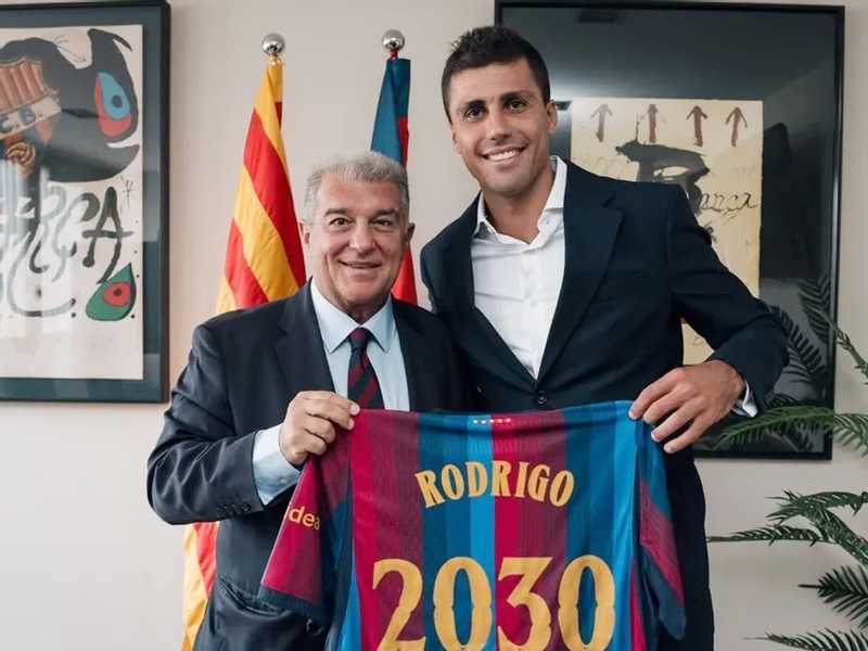 برشلونه يعلن ضم رودري بعقد يمتد حتي عام 2030