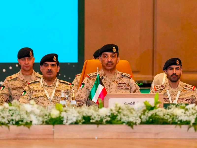 رئيس الاركان: ضروره المحافظه علي سلامه الملاحه الدوليه بالممرات المائيه