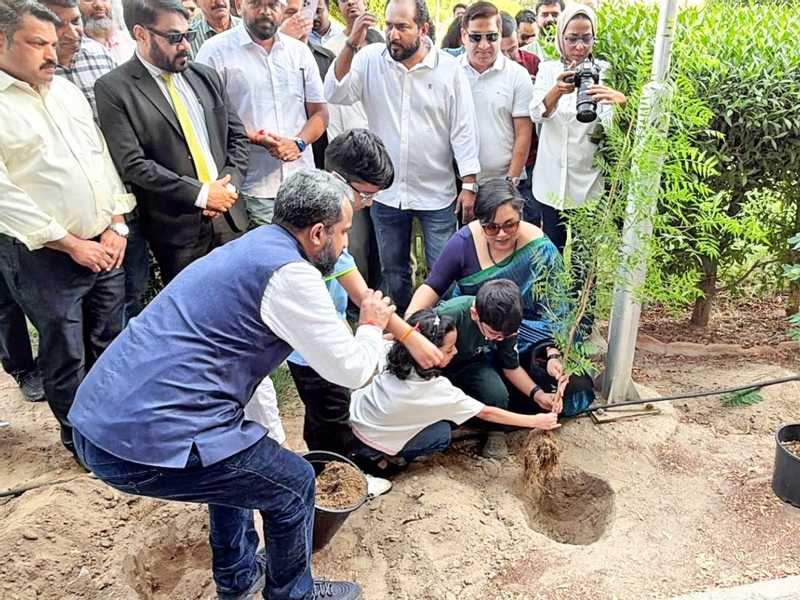 60 شجره باسم الام في العديليه.. في مبادره تبنتها السفيره الهنديه