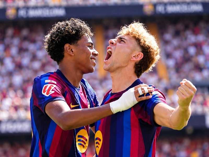 برشلونه ينفرد بالصداره بعد الفوز بخماسيه علي فالنسيا
