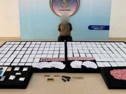 ضبط مواطن بمواد مخدره ومؤثرات عقليه وسلاح ناري داخل احد الاسطبلات