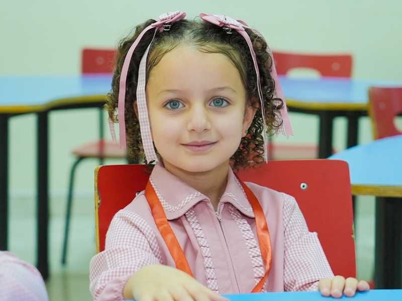 طلبه الصف الاول الابتدائي يدشنون العام الدراسي الجديد