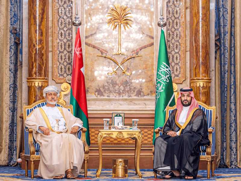 ولي العهد السعودي وسلطان عمان بحثا الحلول الكفيله بتحقيق التهدئه