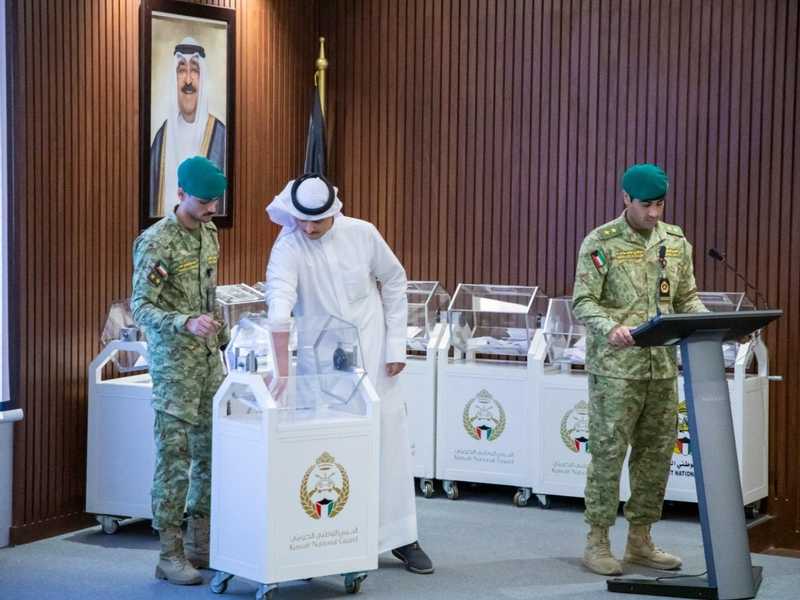 الحرس الوطني يجري قرعه علنيه لاختيار دفعه جديده من الطلبه ضباط الميدان وضباط الصف الاختصاص