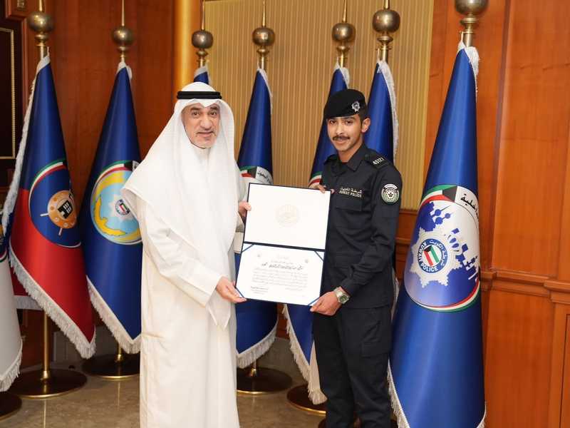 النائب الاول يكرم عسكريين من الاداره العامه للمرور لتفانيهما في اداء الواجب