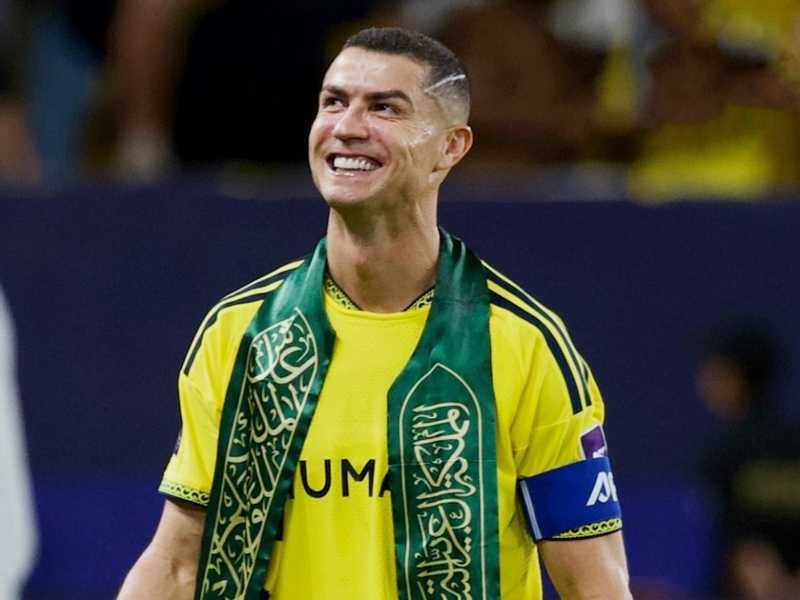 رونالدو يرفع علم السعوديه تضامنا مع المملكه وشعبها