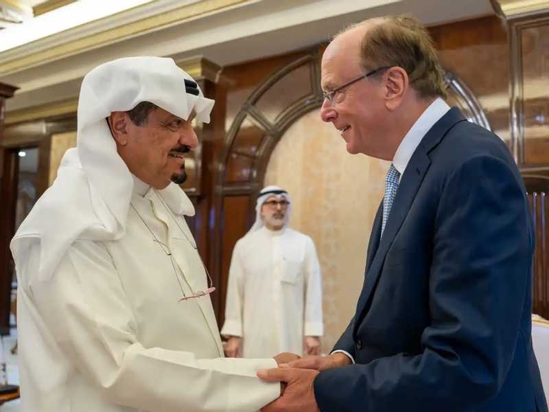سمو رئيس الوزراء يبحث مع الرئيس التنفيذي لـ«بلاك روك» سبل تطوير العلاقات التجاريه والاستثماريه